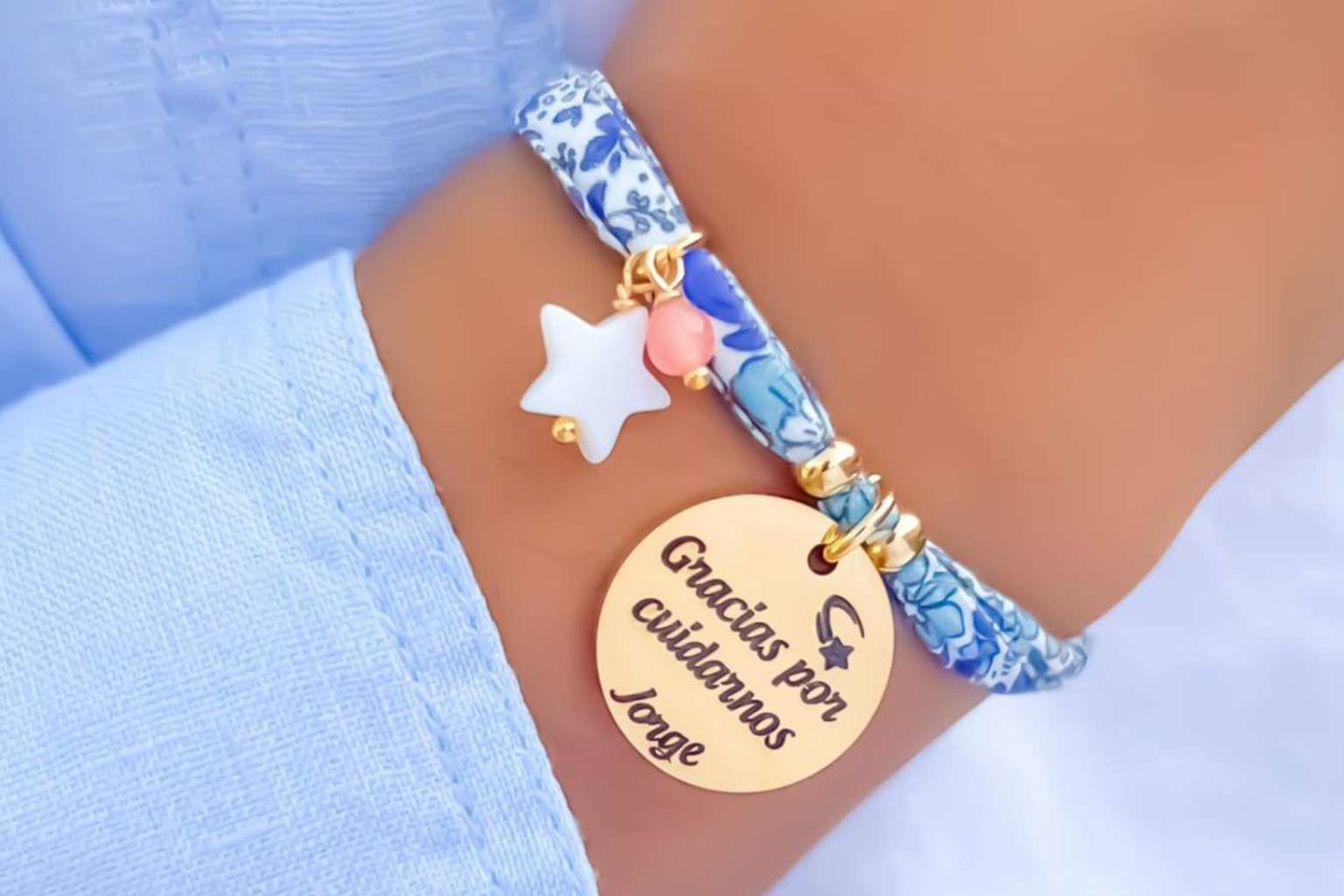 El verano se llena de color con las pulseras Liberty y el colgante virgen niña de Happy Pulseras