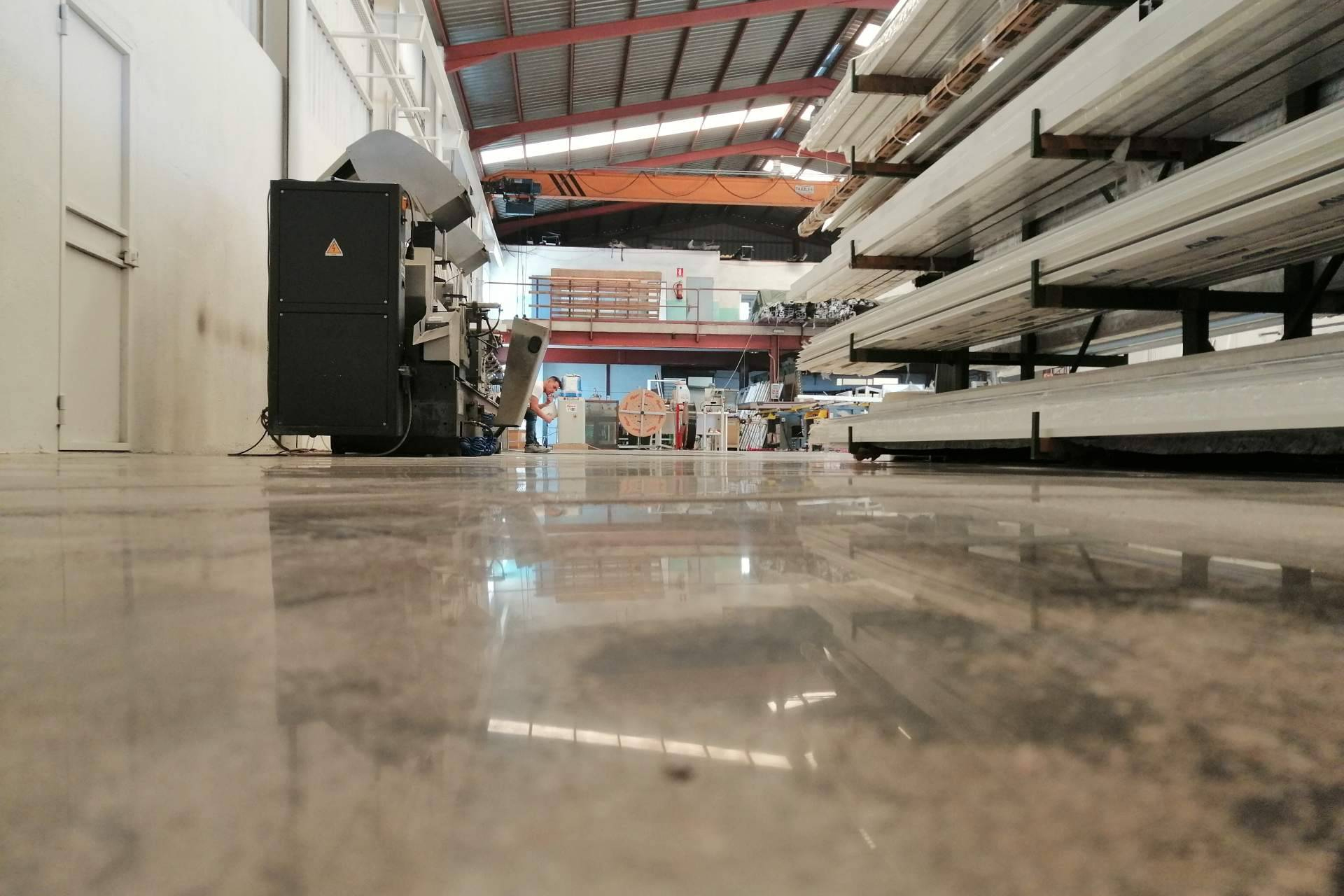 Rendimiento y estética en pavimentos industriales gracias al micro pulido de Serviarnau