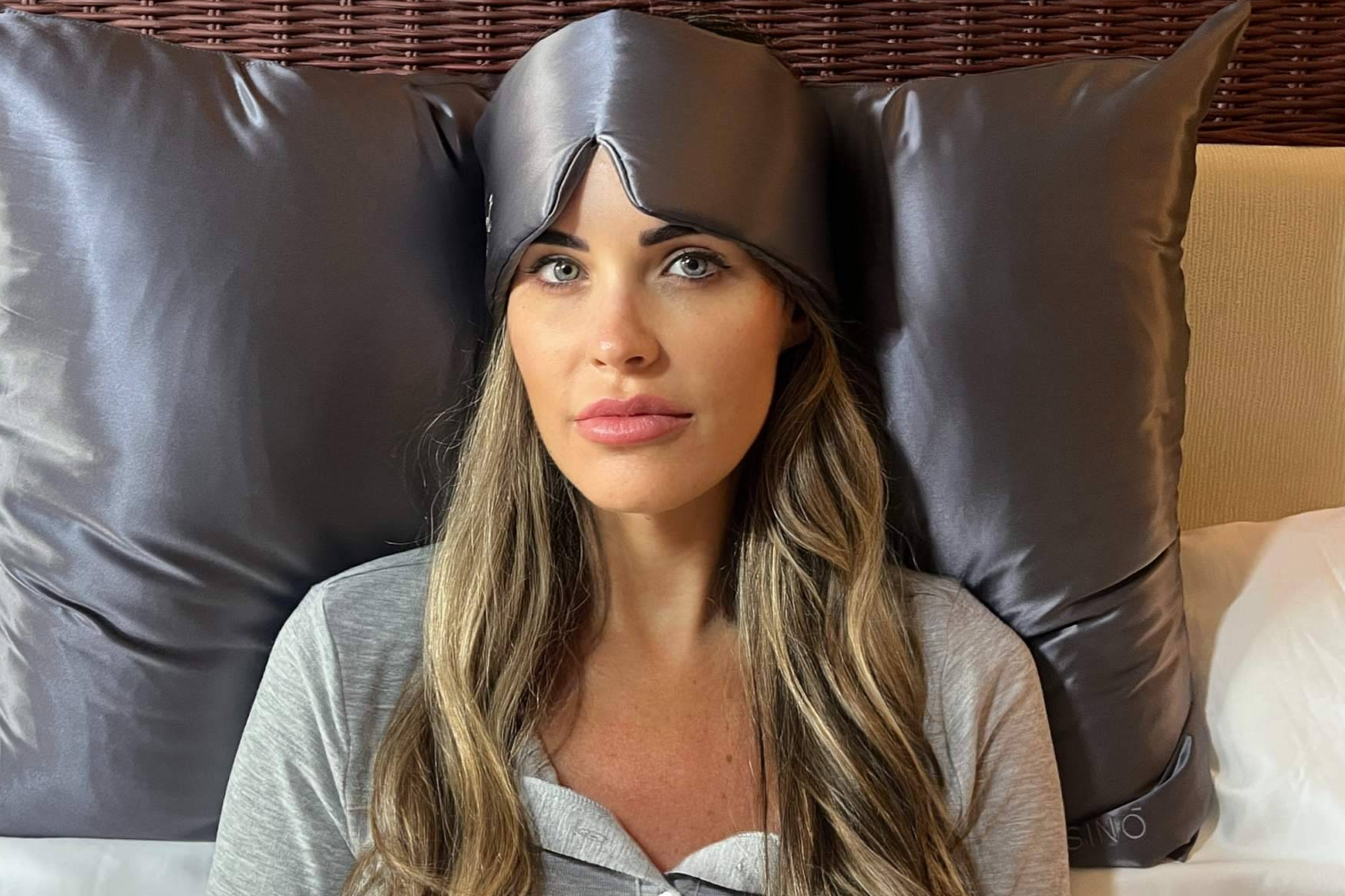 ONISA COTÉ revela cómo la seda de morera protege la piel y el cabello mientras se duerme