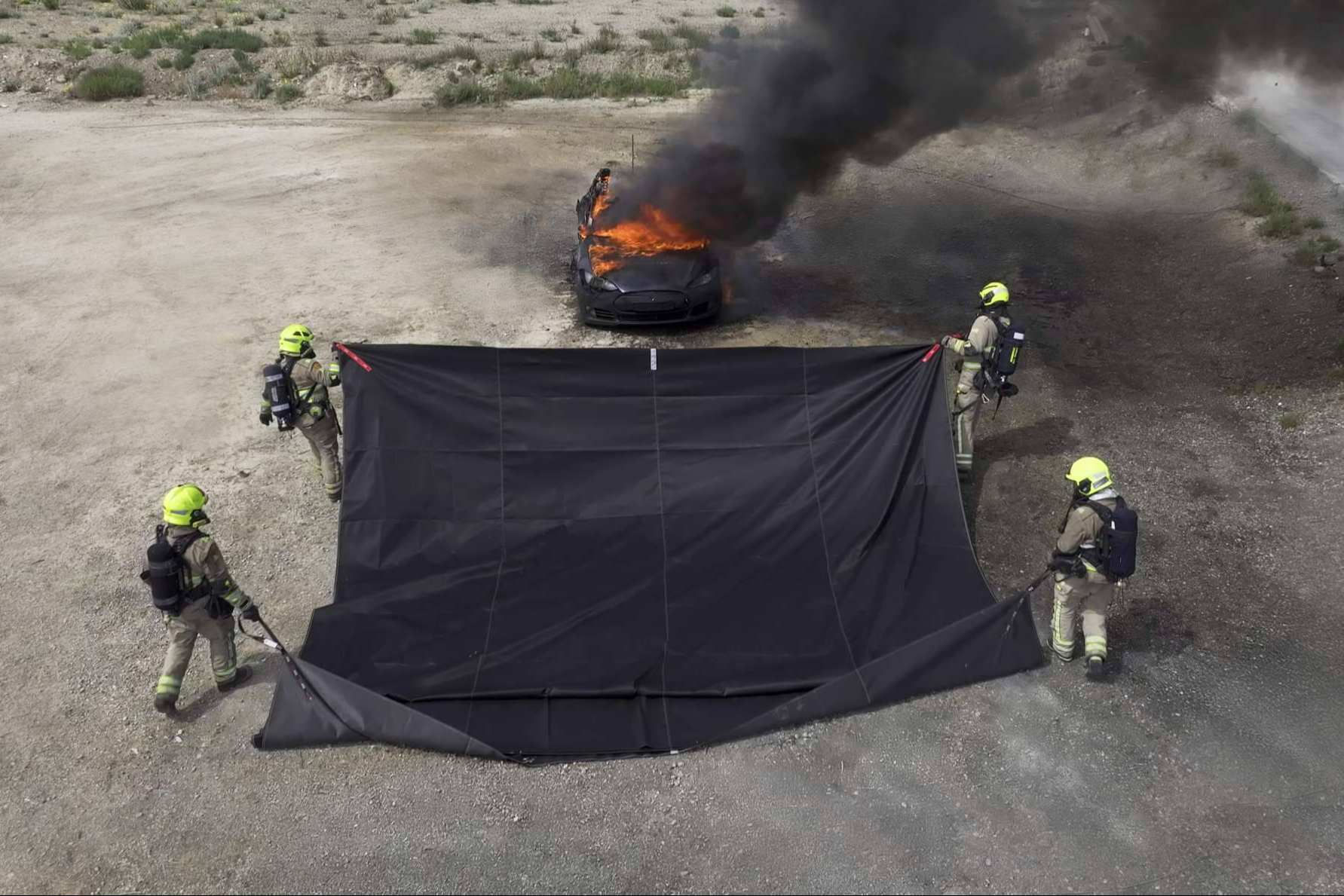 Texfire prueba sus mantas ignífugas en un test real con un coche eléctrico equipado con baterías de litio