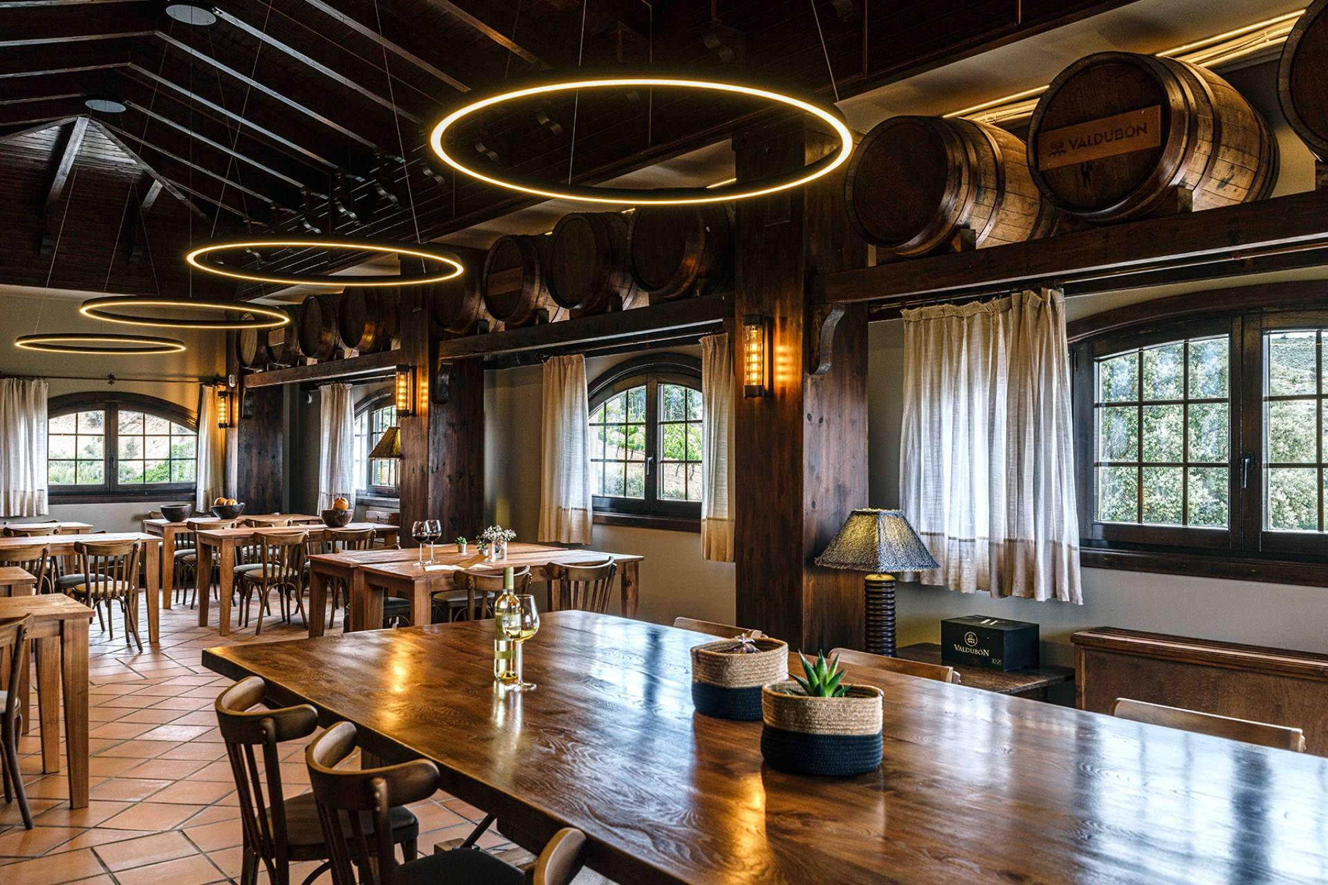 Restaurantes y bodegas redefinen su imagen con el interiorismo estratégico de INDAStudio en Barcelona