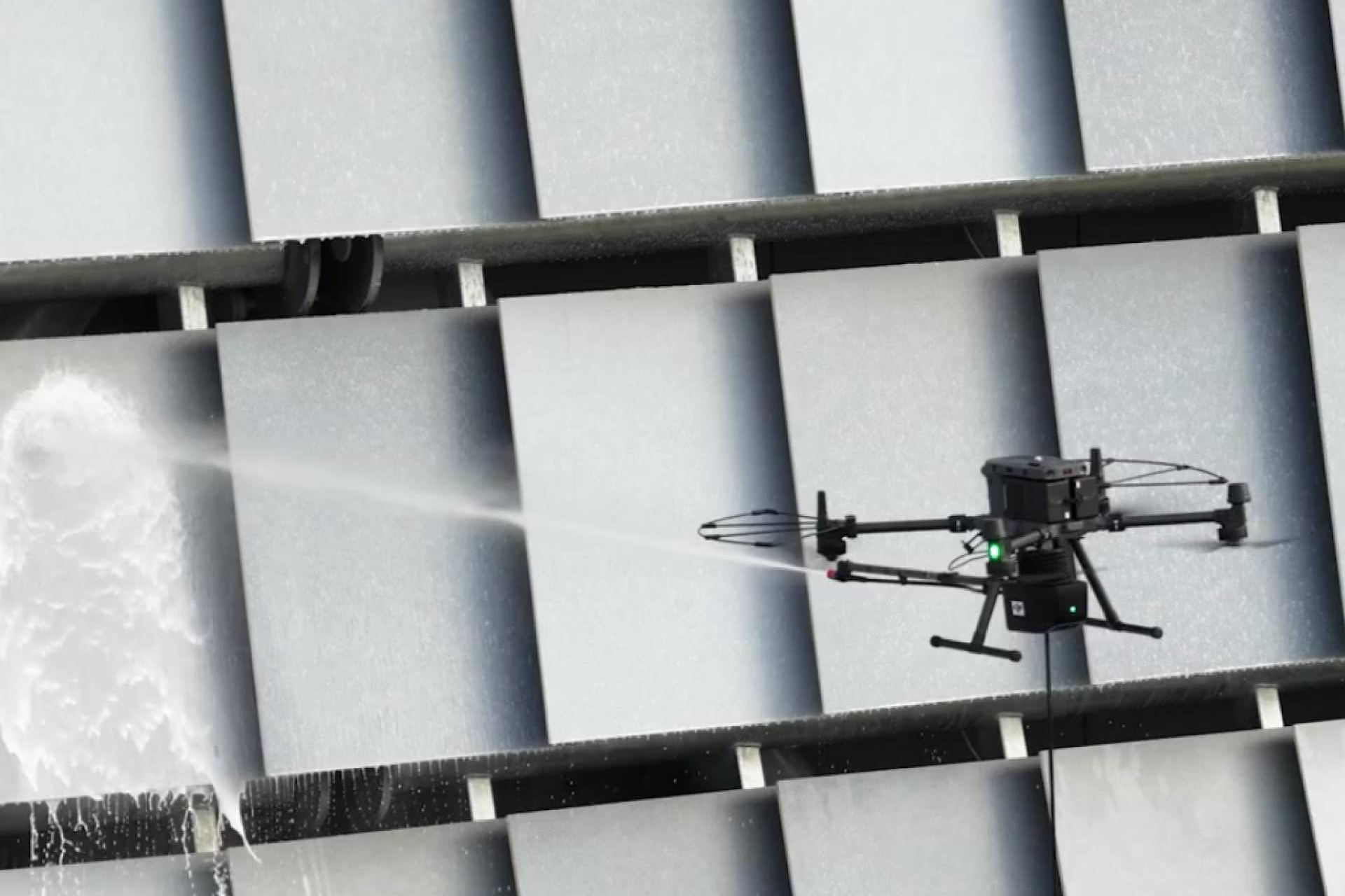 Innovación aérea con Galvañ Lacados; limpieza de fachadas y placas solares con drones