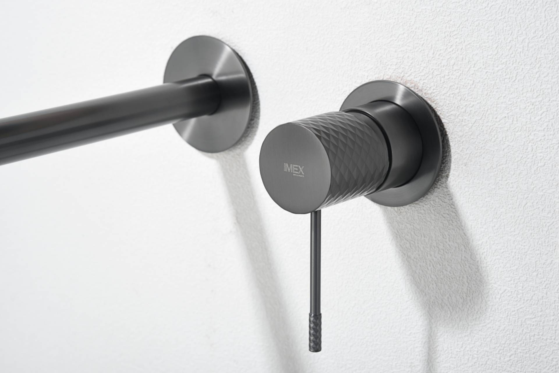 Diseño empotrado exclusivo en baños modernos; la Serie GÉNOVA de IMEX incorpora apertura en frío para mayor eficiencia