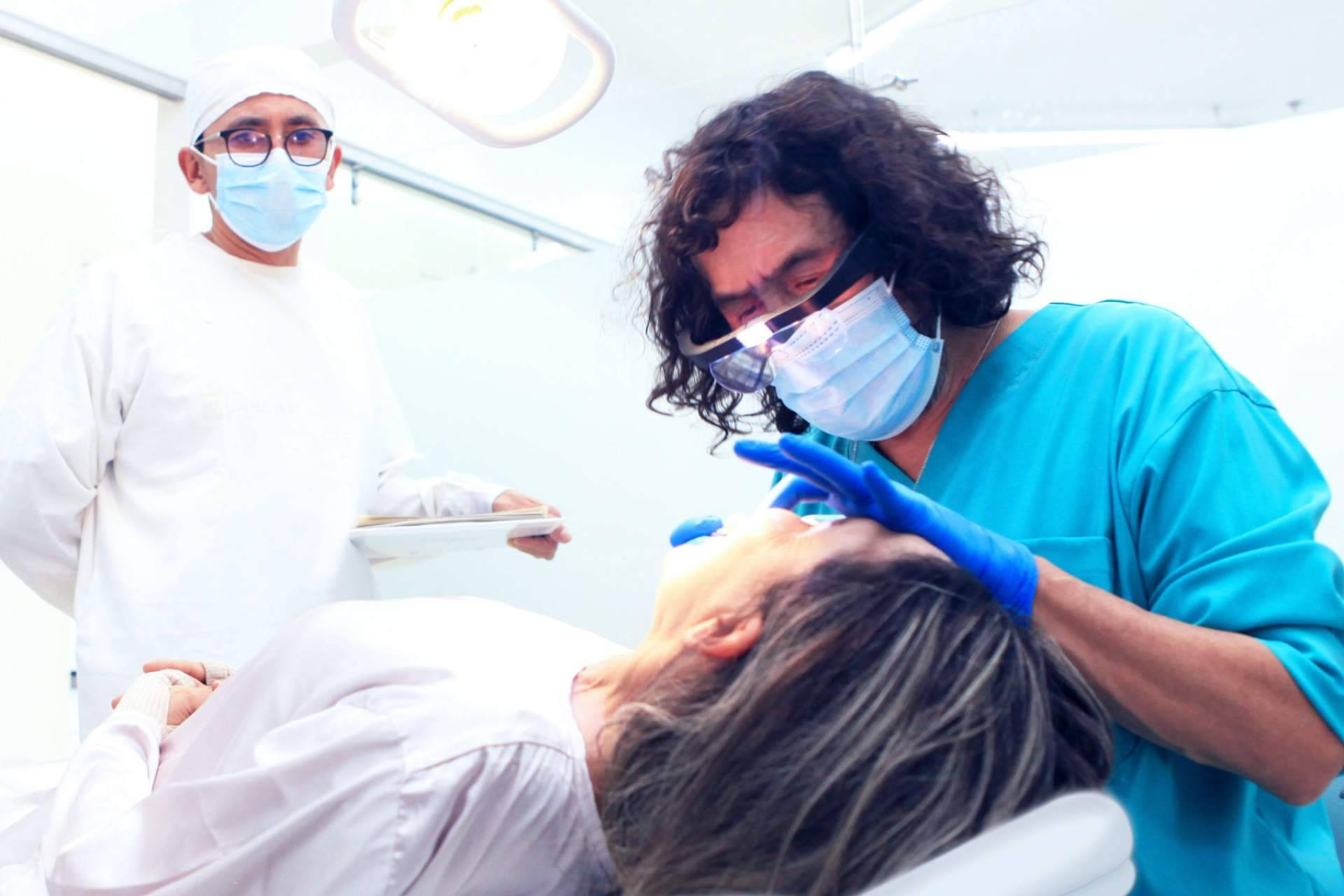 Clínicas dentales y salud oral, el papel de los implantes dentales en la recuperación funcional y estética