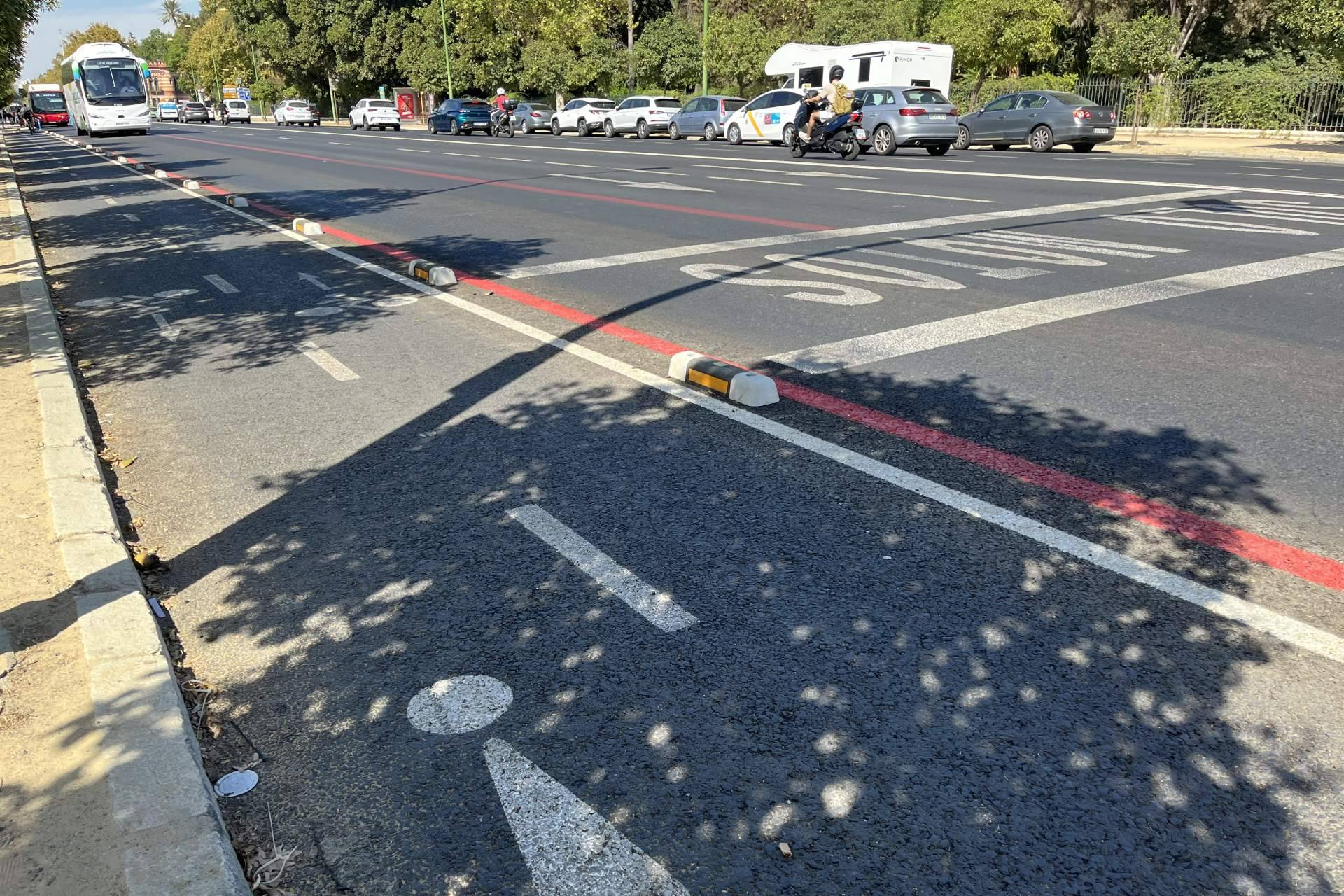 Más visibilidad nocturna en carriles bici; Abadecom Urban expande su separador de carril bici fotoluminiscente