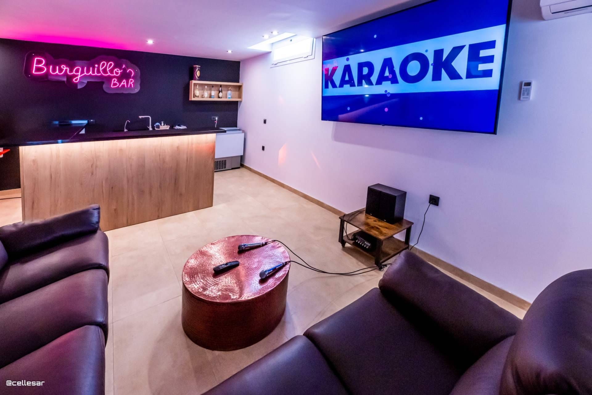 Villa en alquiler en Sevilla para grandes estancias; billar, karaoke y baño turco incluidos