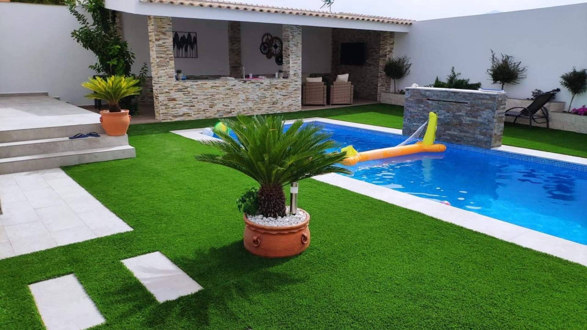 El césped artificial para piscinas de Albergrass define el nuevo estándar de resistencia y confort para la temporada estival