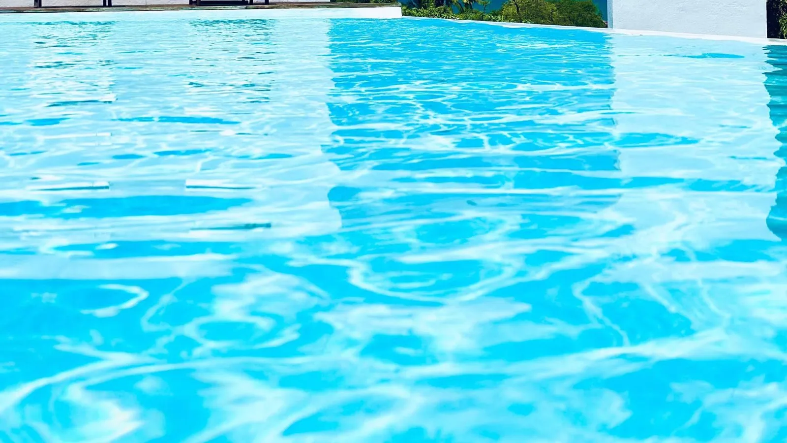 El mantenimiento que marca la diferencia en una piscina durante el verano