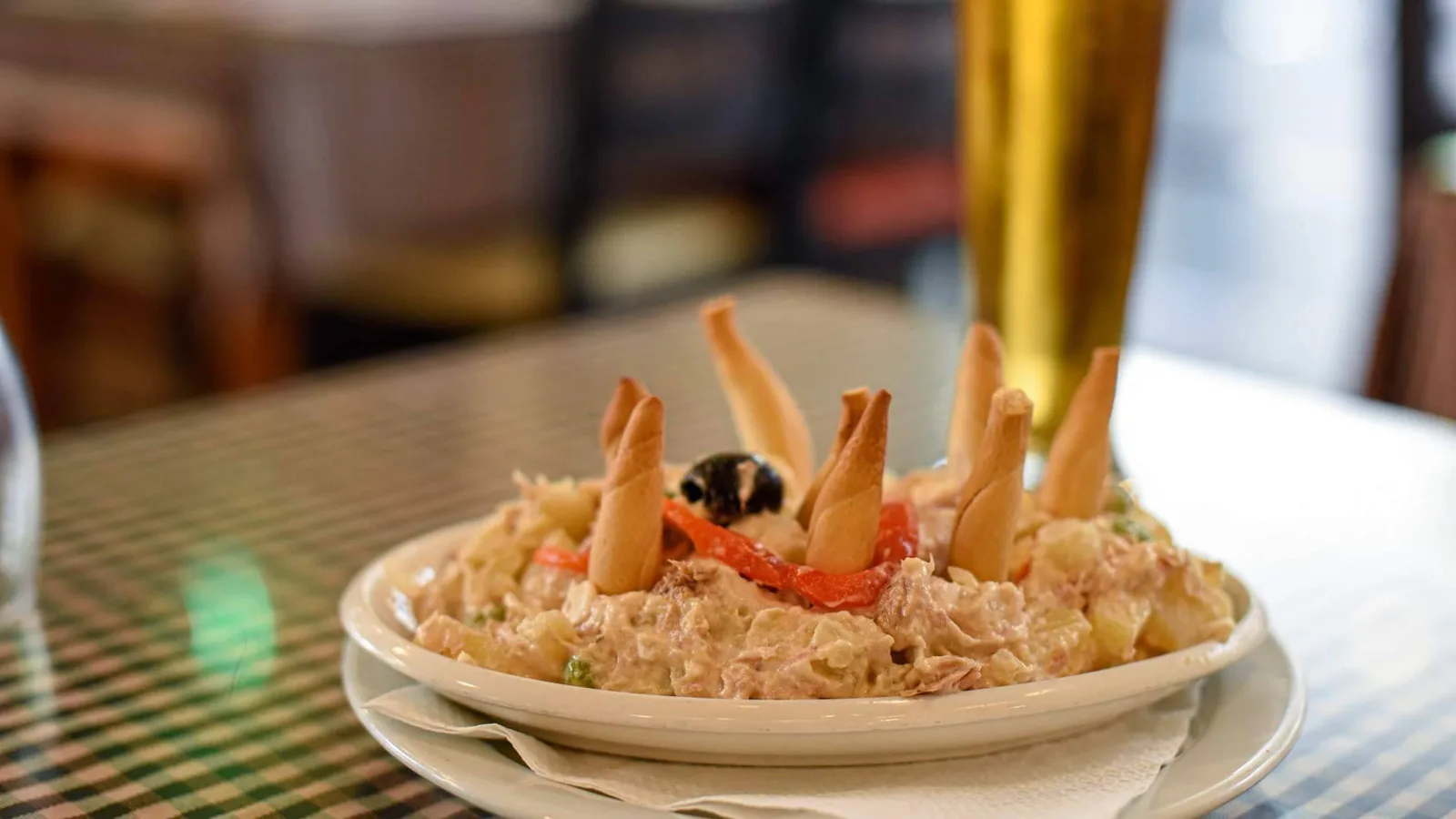 La Barceloneta conserva la tradición de cenar de carta completa en Pasa Tapas pasada la medianoche